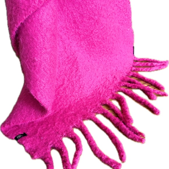 Banana Republic Lofty Large scarf/wrap NWT Soft, thick weave. - Picture 4 of 11